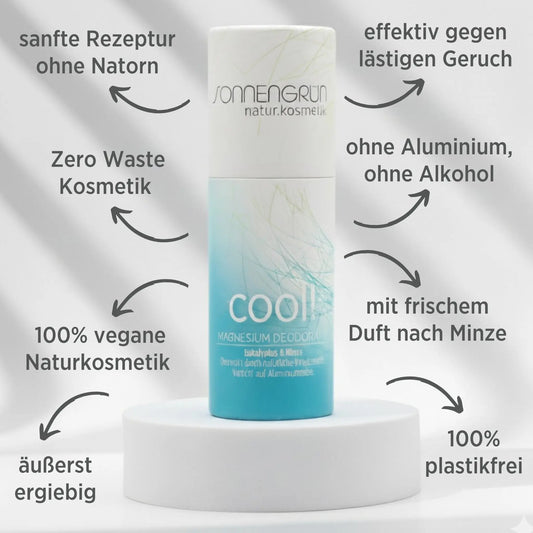 Auf dem Bild sieht Deostick vor weißem Hintergrund. Der Deostick hat ein türkises Etikett und duftet nach Minze, zudem sieht man in schwarzer Schrift die Vorteile des Deos geschrieben.