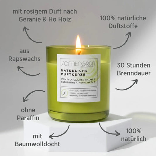 Auf diesem Foto sieht man die Duftkerze von Sonnengrün in einem grünen Glas auf einem weißen Podest stehen. Zudem sind rund um die Kerze mit dunkler Schrift die Vorteile der natürlichen Duftkerze angeführt.
