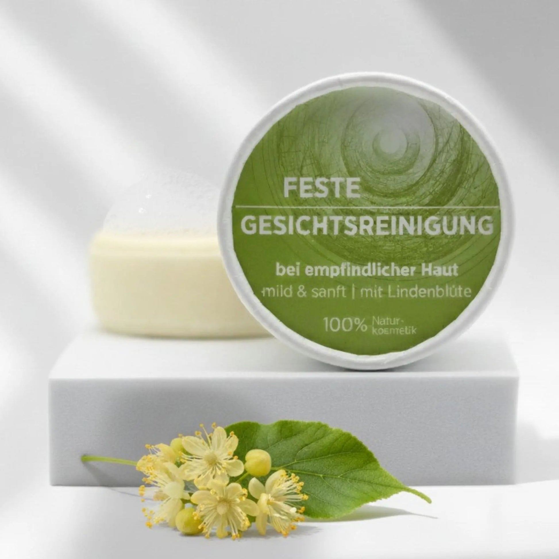 Vegane feste Gesichtsreinigung für empfindliche Haut von Sonnengrün – natürliche, plastikfreie Pflege für sanfte Reinigung auf weißem Podest