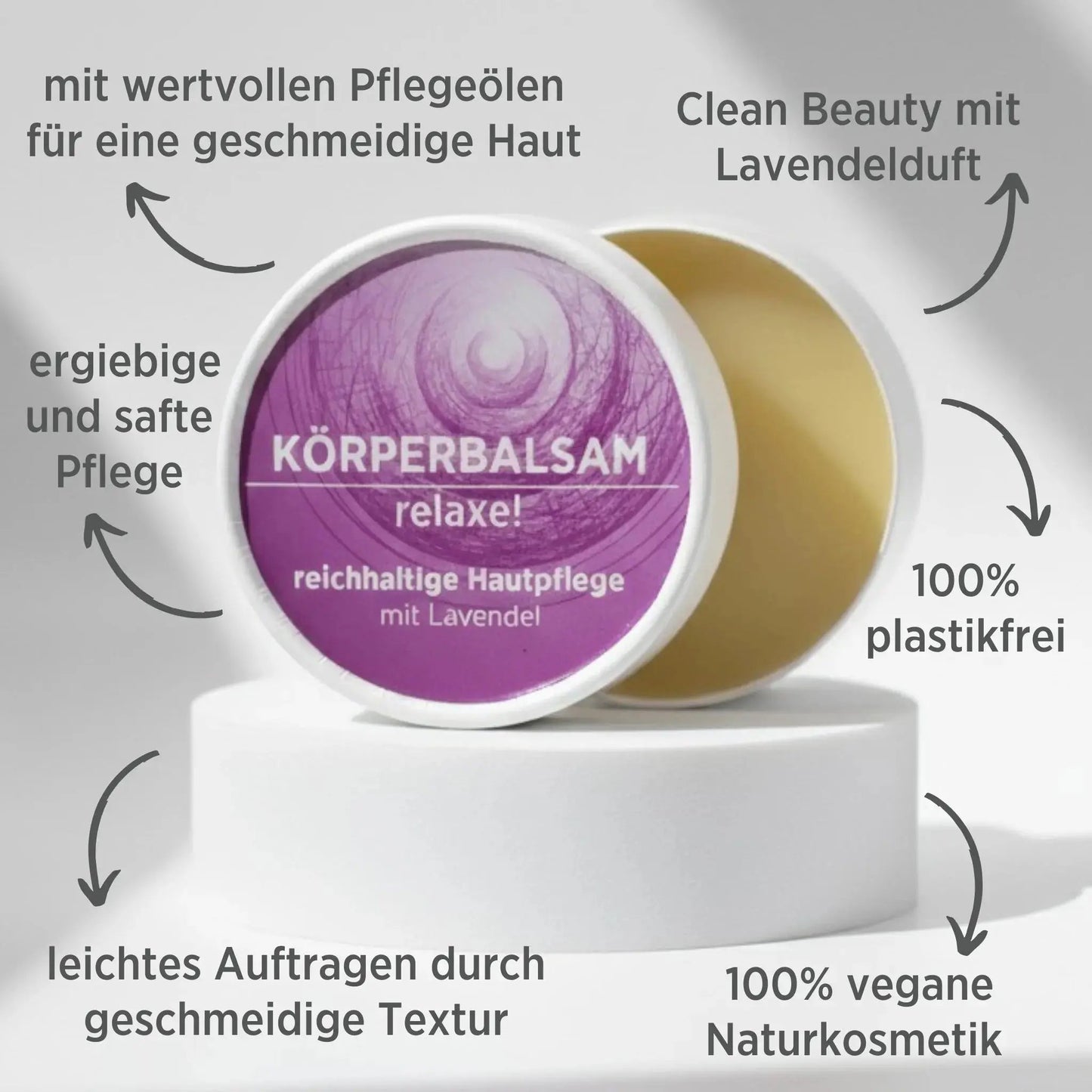 Körperbalsam mit natürlichen Inhaltsstoffen mit herrlichem Lavendelduft, Balsam ist in weißem, zylindrischem Karton verpackt mit violettem Etikett. Die Vorteil des Balsams sind mit dunkler Schrift um das Produkt angeführt.