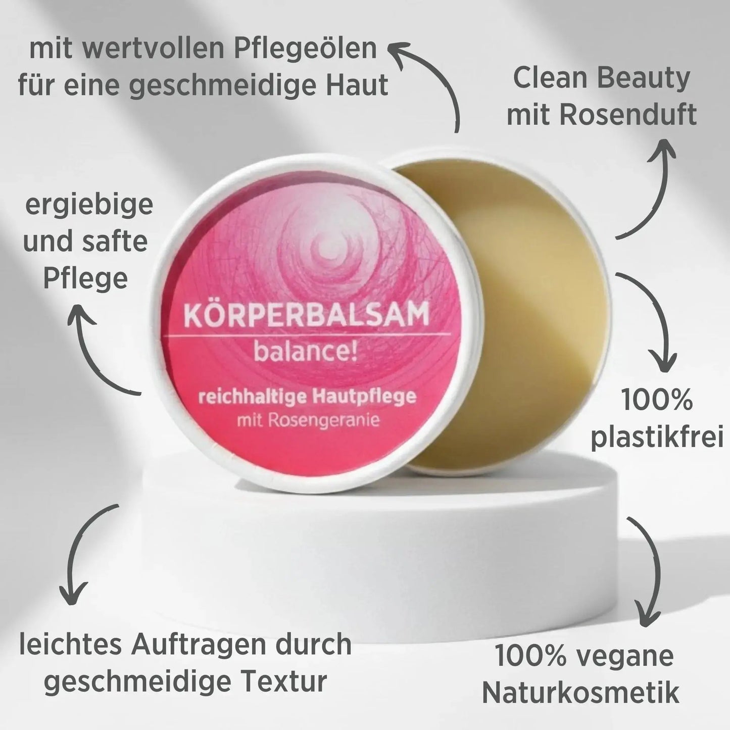 Körperbalsam mit natürlichen Inhaltsstoffen mit herrlichem Duft nach Rosengeranie, Balsam ist in weißem, zylindrischem Karton verpackt mit rosa Etikett. Die Vorteil des Balsams sind mit dunkler Schrift um das Produkt angeführt.