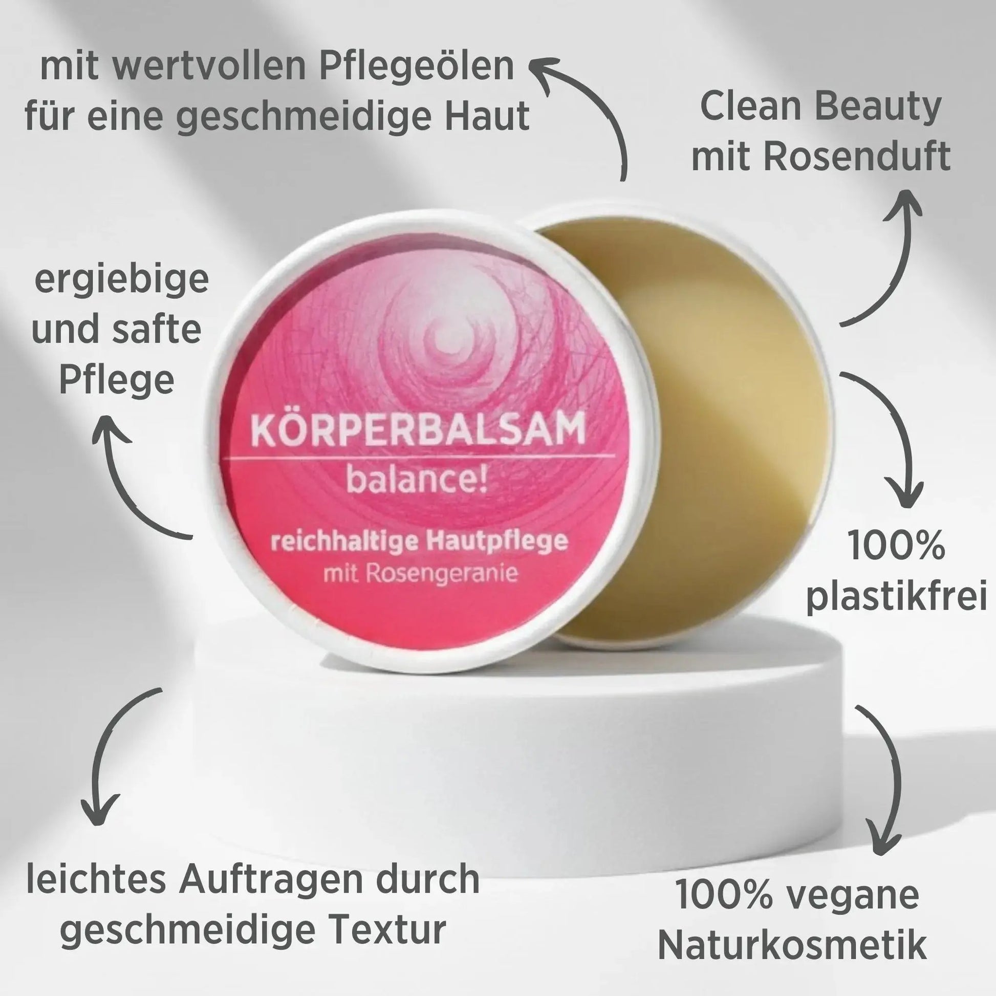 Körperbalsam mit natürlichen Inhaltsstoffen mit herrlichem Duft nach Rosengeranie, Balsam ist in weißem, zylindrischem Karton verpackt mit rosa Etikett. Die Vorteil des Balsams sind mit dunkler Schrift um das Produkt angeführt.