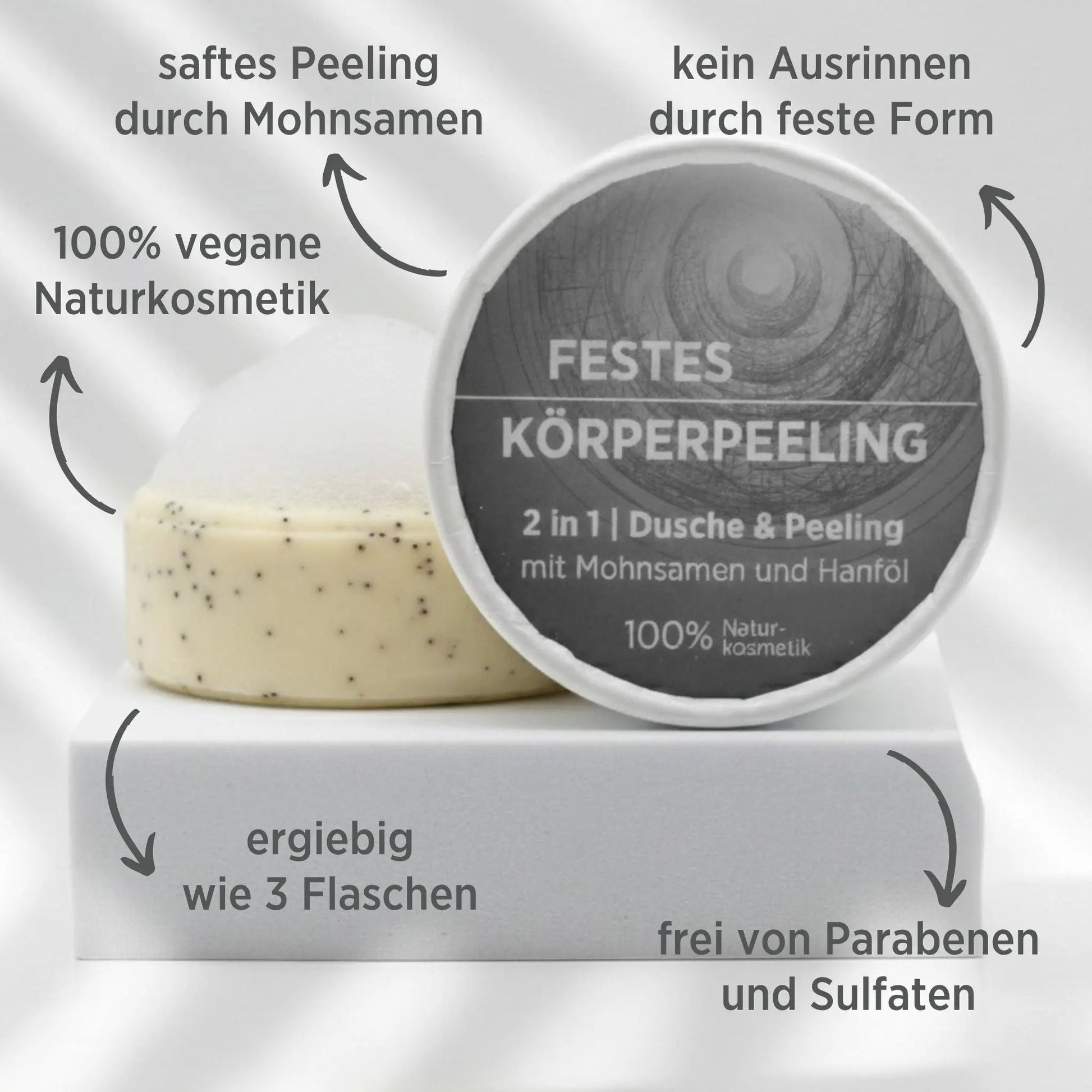 Veganes festes Körperpeeling mit Mohnsamen von Sonnengrün – natürliche, plastikfreie Pflege und sanftes Peeling auf weißem Podest