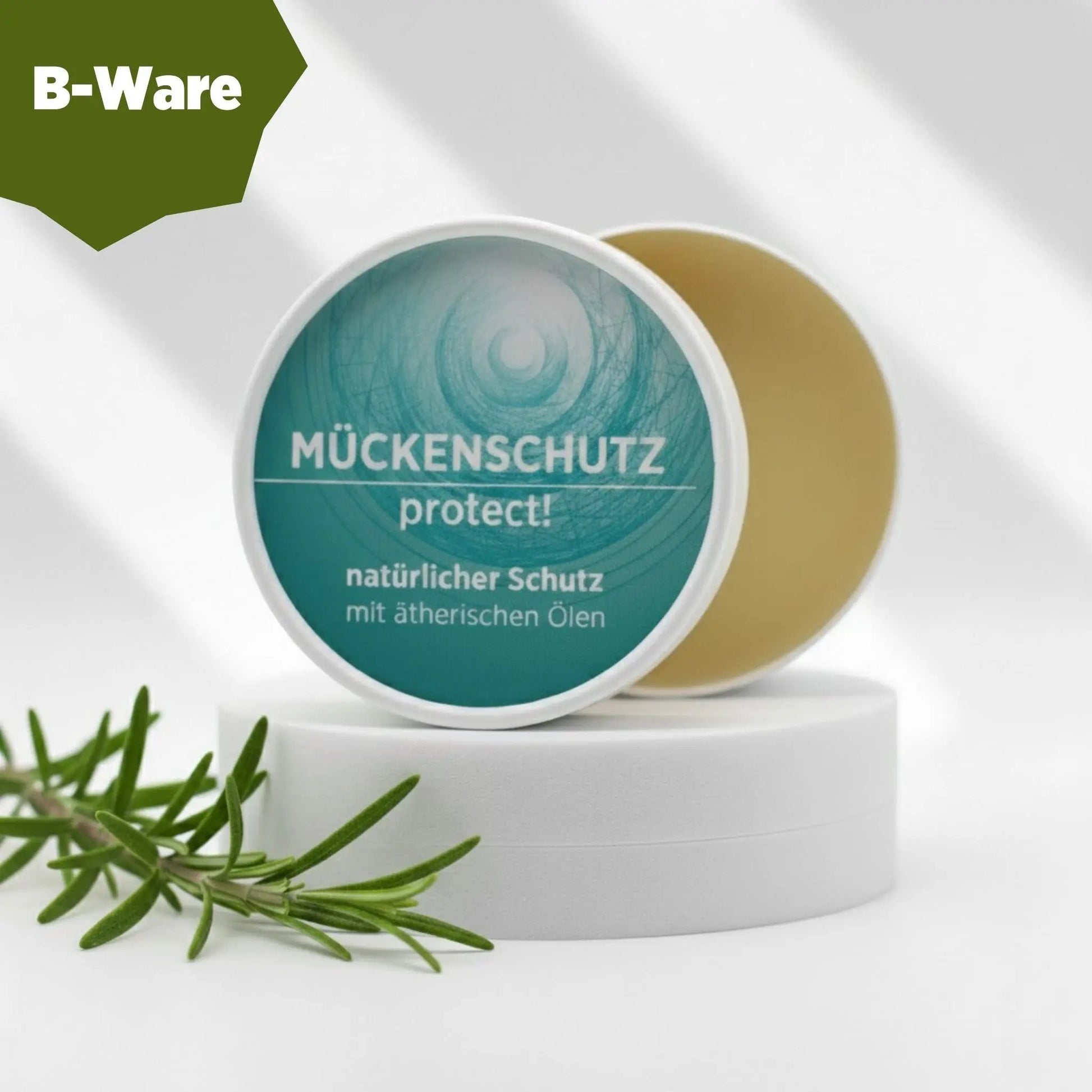 Mückenschutz mit natürlichen Inhaltsstoffen für einem effektiven Schutz gegen Gelsen mit Schwarzkümmelöl, Balsam ist in weißem, zylindrischem Karton verpackt mit türkisem Etikett. B-Ware - Verpackung beschädigt.