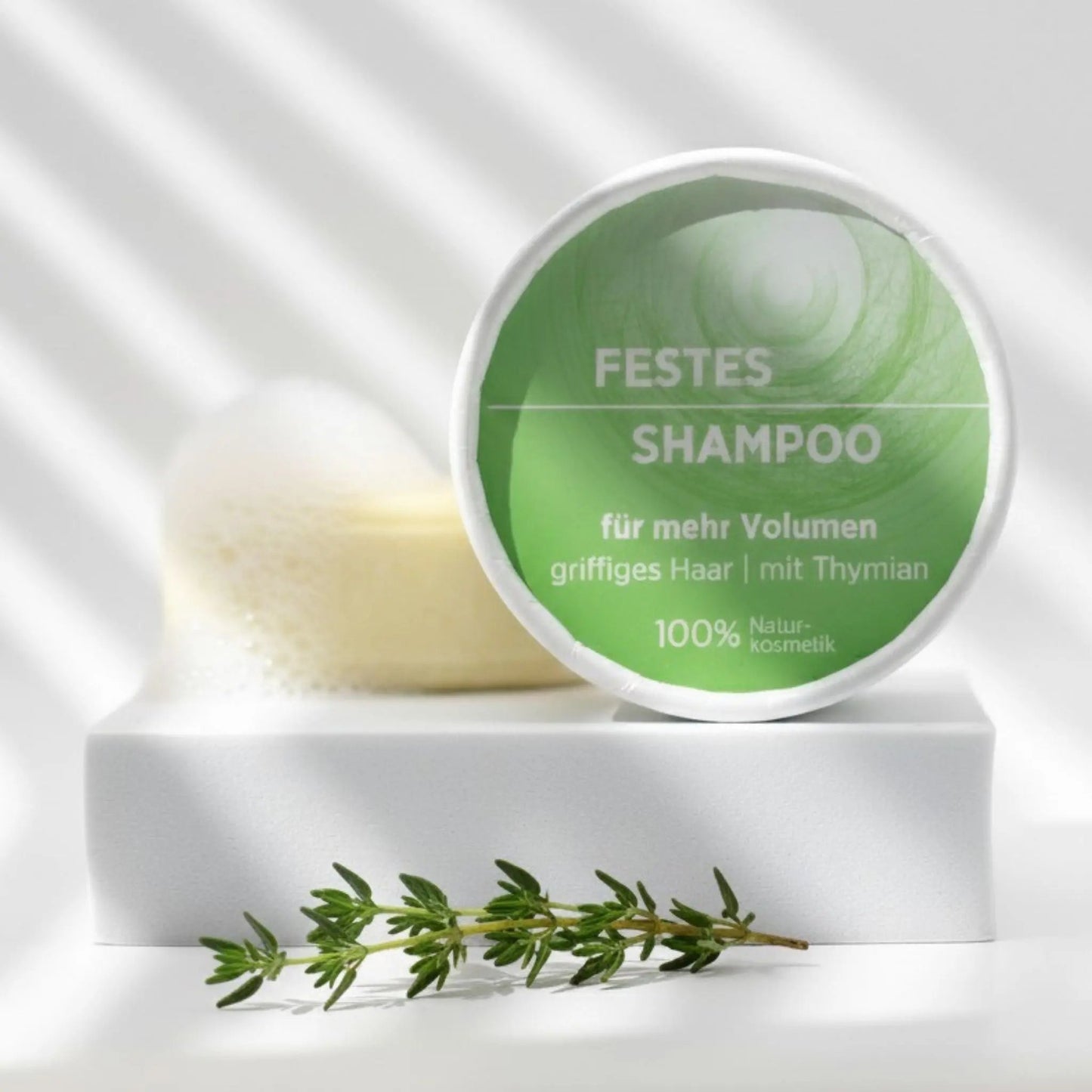 Festes Shampoo für mehr Volumen von Sonnengrün auf weißem Podest – natürliche, vegane und plastikfreie Haarpflege für feines Haar