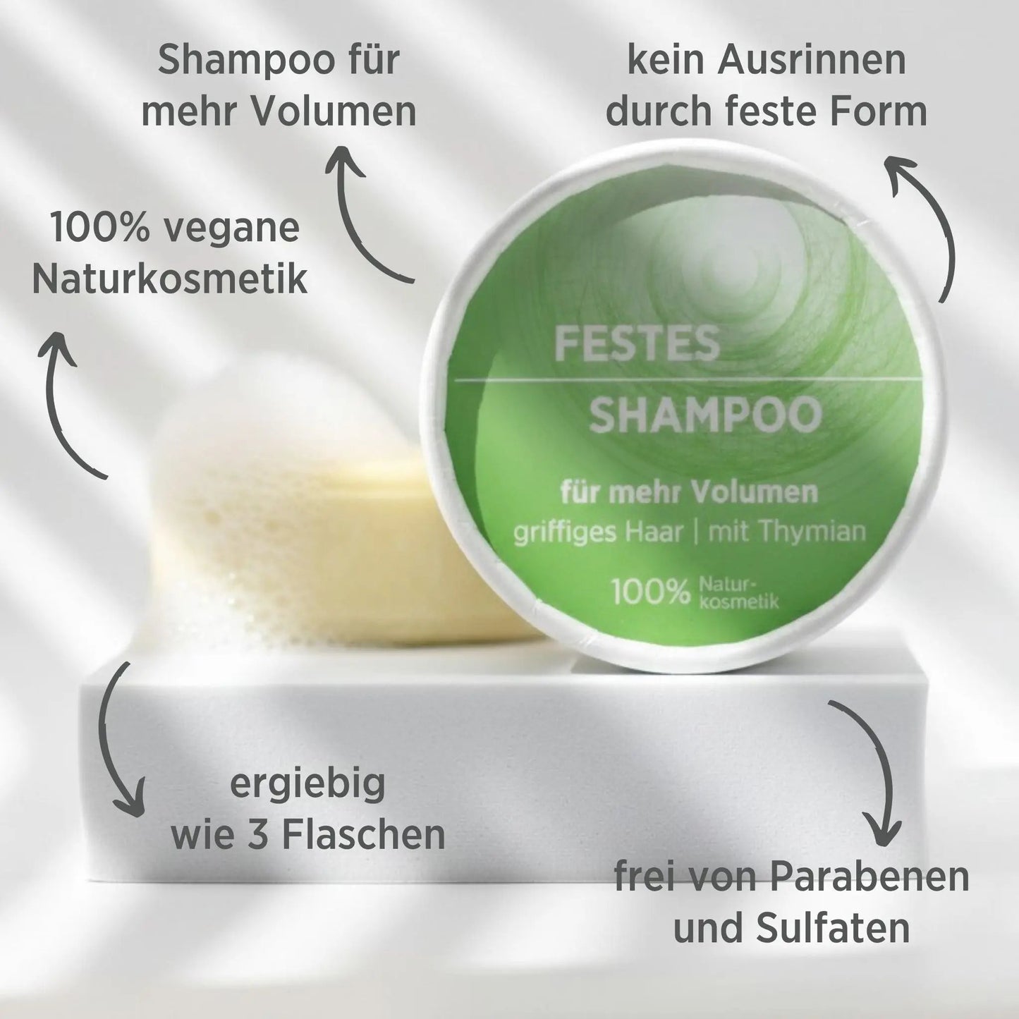 Veganes festes Shampoo für Volumen von Sonnengrün – natürliche, plastikfreie Haarpflege für volleres, gesundes Haar auf weißem Podest