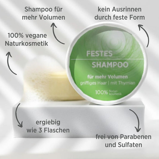 Veganes festes Shampoo für Volumen von Sonnengrün – natürliche, plastikfreie Haarpflege für volleres, gesundes Haar auf weißem Podest
