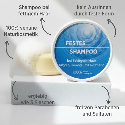 Veganes festes Shampoo für fettiges Haar von Sonnengrün – natürliche, plastikfreie Zero-Waste-Haarpflege mit Tiefenreinigung auf weißem Podest