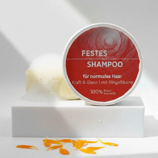 Veganes festes Shampoo für normales Haar von Sonnengrün – natürliche, plastikfreie Zero-Waste-Haarpflege auf weißem Podest
