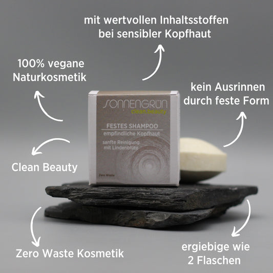 Auf dem Bild sieht man das feste Shampoo von Sonnengrün für empfindliche Kopfhaut, platziert auf 2 kleinen schwarzen Schieferplatten. Zusätzlich sind rund um das Shampoo die Vorteile geschrieben: 100% Naturkosmetik, mit wertvollen Inhaltsstoffen bei trockenem Haar, kein Ausrinnen durch feste Form, ergiebig wie 2 Flaschen, Zero Waste Kosmetik, Clean Beauty.