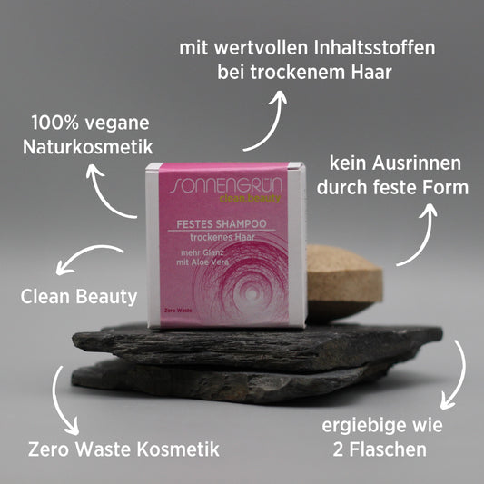 Auf dem Bild sieht man das feste Shampoo von Sonnengrün für trockenes Haar, platziert auf 2 kleinen schwarzen Schieferplatten. Zusätzlich sind rund um das Shampoo die Vorteile geschrieben: 100% Naturkosmetik, mit wertvollen Inhaltsstoffen bei trockenem Haar, kein Ausrinnen durch feste Form, ergiebig wie 2 Flaschen, Zero Waste Kosmetik, Clean Beauty.