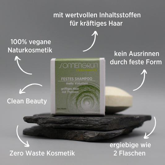 Auf dem Bild sieht man das feste Shampoo von Sonnengrün für mehr Volumen, platziert auf 2 kleinen schwarzen Schieferplatten. Zusätzlich sind rund um das Shampoo die Vorteile geschrieben: 100% Naturkosmetik, mit wertvollen Inhaltsstoffen bei trockenem Haar, kein Ausrinnen durch feste Form, ergiebig wie 2 Flaschen, Zero Waste Kosmetik, Clean Beauty.