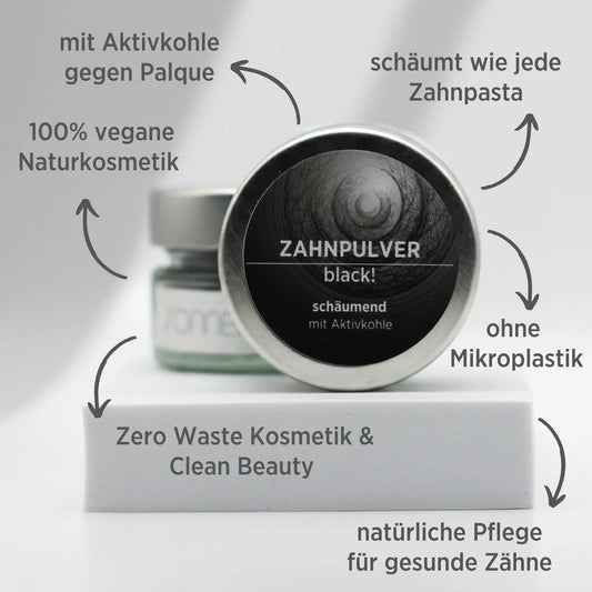 Auf dem Bild sieht man das schäumende Zahnpulver von Sonnengrün. Der Glastiegel mit Metalldeckel ist auf kleinen  Schieferplatten positioniert. Rund um den Tiegel sind in weißer Schrift die Vorteile der natürlichen Zahnpflege angeführt.