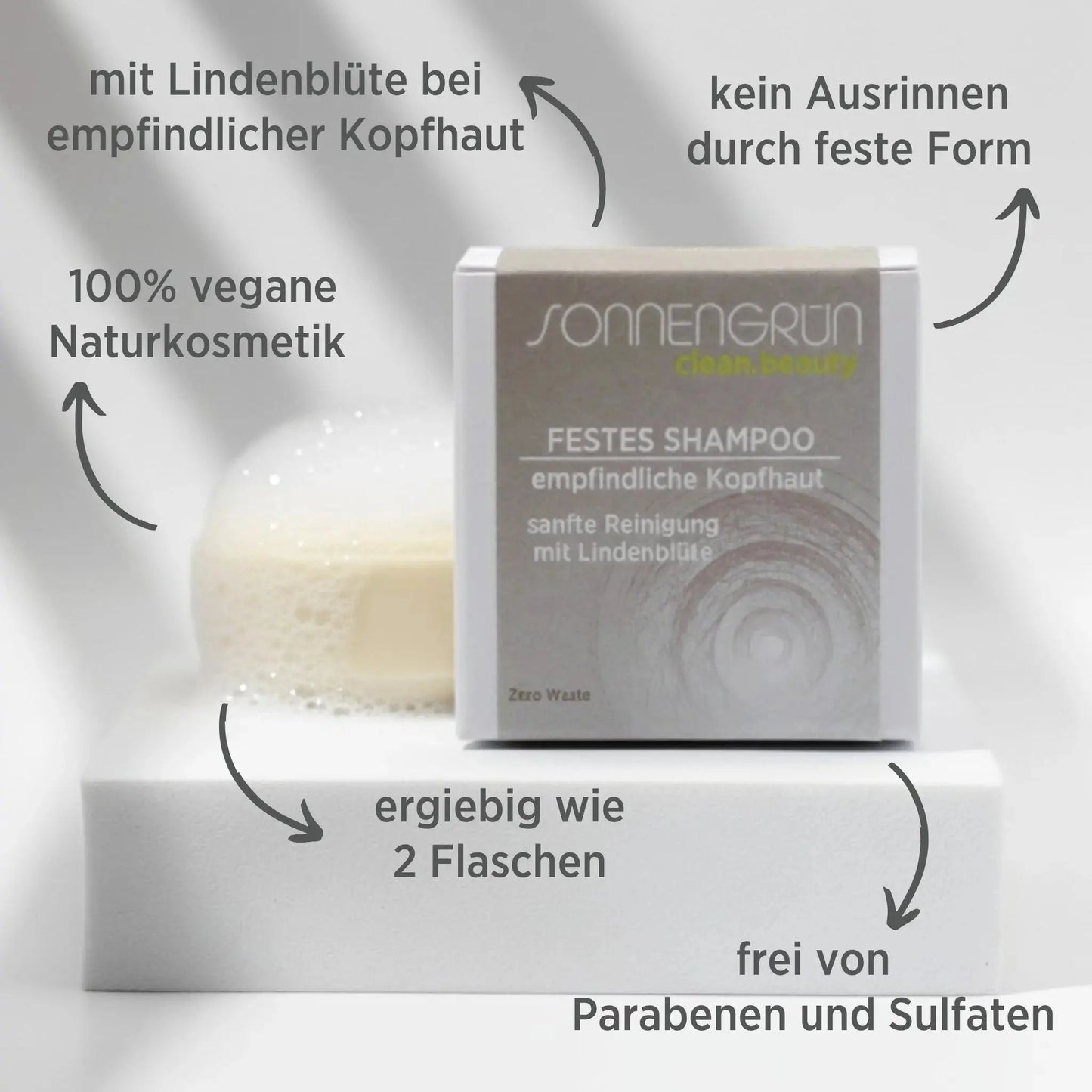 Auf dem Bild sieht man das feste Shampoo von Sonnengrün für empfindliche Kopfhaut. Zusätzlich sind rund um das Shampoo die Vorteile geschrieben: 100% Naturkosmetik, mit wertvollen Inhaltsstoffen bei trockenem Haar, kein Ausrinnen durch feste Form, ergiebig wie 2 Flaschen, Zero Waste Kosmetik, Clean Beauty.