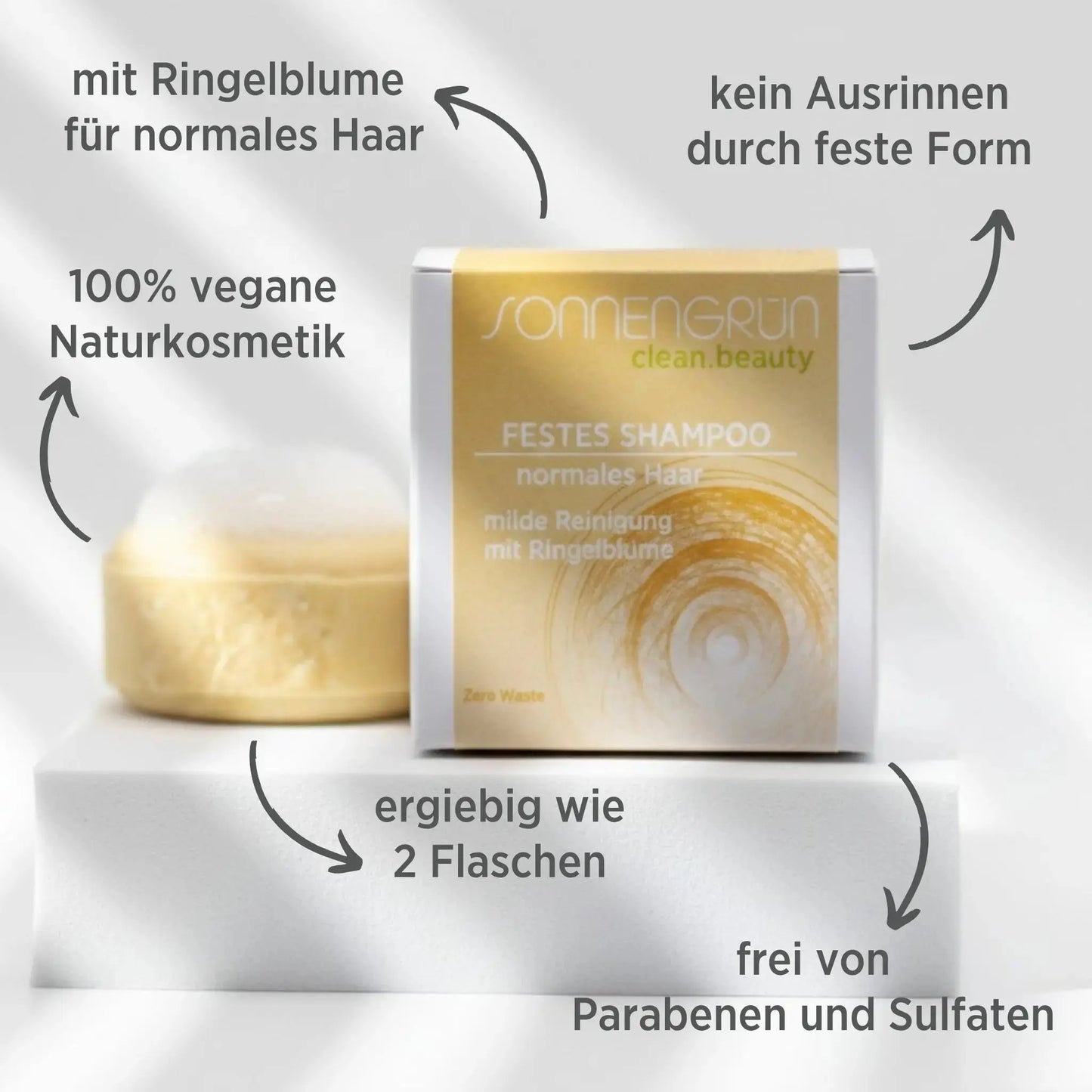Auf dem Bild sieht man das feste Shampoo von Sonnengrün für normales Haar. Zusätzlich sind rund um das Shampoo die Vorteile geschrieben: 100% Naturkosmetik, mit wertvollen Inhaltsstoffen bei trockenem Haar, kein Ausrinnen durch feste Form, ergiebig wie 2 Flaschen, Zero Waste Kosmetik, Clean Beauty.