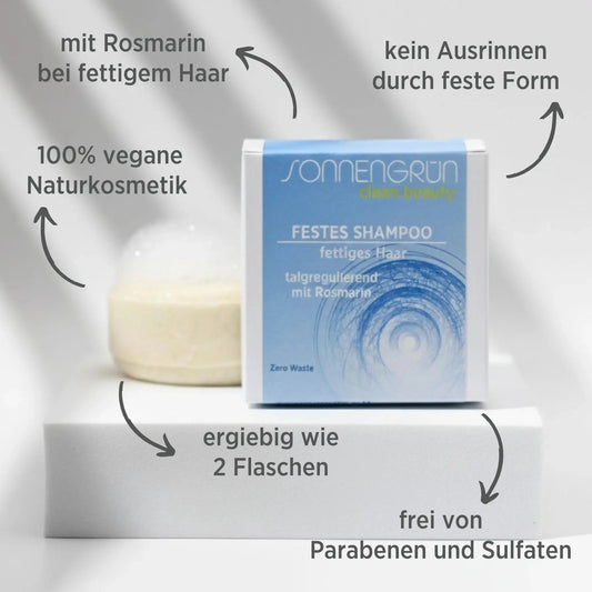 Auf dem Bild sieht man das feste Shampoo von Sonnengrün bei fettigem Haar, platziert auf 2 kleinen schwarzen Schieferplatten. Zusätzlich sind rund um das Shampoo die Vorteile geschrieben: 100% Naturkosmetik, mit wertvollen Inhaltsstoffen bei fettigem Haar, kein Ausrinnen durch feste Form, ergiebig wie 2 Flaschen, Zero Waste Kosmetik, Clean Beauty.