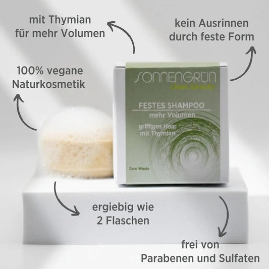 Auf dem Bild sieht man das feste Shampoo von Sonnengrün für mehr Volumen. Zusätzlich sind rund um das Shampoo die Vorteile geschrieben: 100% Naturkosmetik, mit wertvollen Inhaltsstoffen bei trockenem Haar, kein Ausrinnen durch feste Form, ergiebig wie 2 Flaschen, Zero Waste Kosmetik, Clean Beauty.