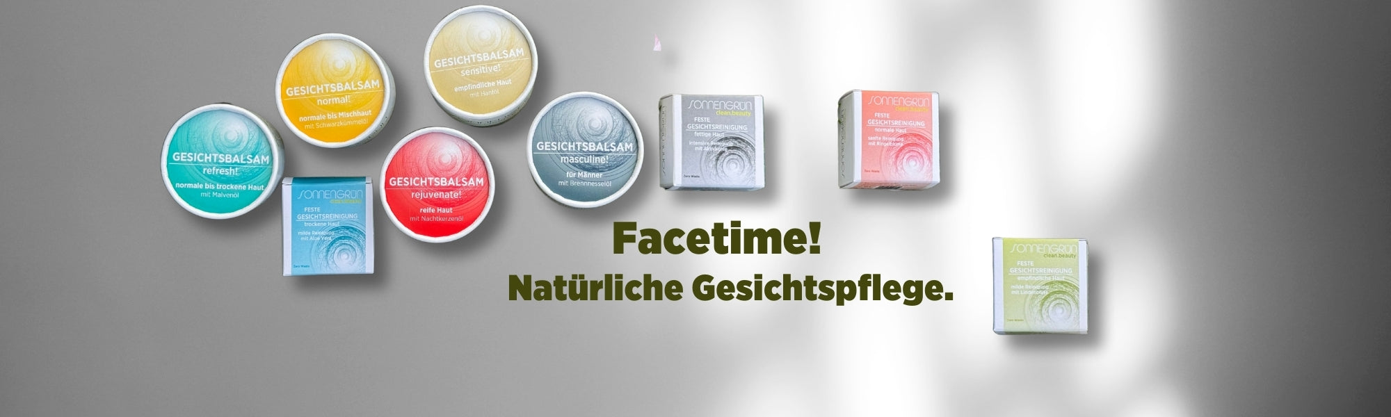 Auf dem Banner sieht man die bunt verpackten festen Gesichtsreinigungen und Balsame von Sonnengrün in den farbigen Kartonagen Orange, Türkis, Grün, Rot, Dunkelblau, Beige, Gelb und Schwarz vor einer weißen Wand mit Schattenspiel. Mit dunkelgrüner Schrift ist zu lesen "Facetime! Natürliche Gesichtspflege."