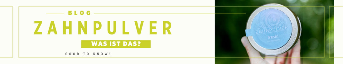 Auf dem Banner sieht man die Aufschrift: Blog - Zahnpulver. Was ist das! Die Schrift ist grün und daneben sieht man das natürliche Zahnpulver im Glastiegel und hellblauem Etikett von Sonnengrün auf einem Foto abgebildet.