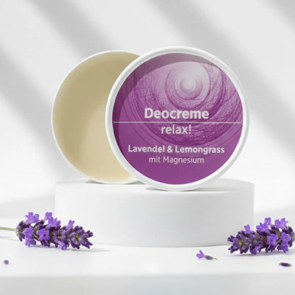 Deocreme mit natürlichen Inhaltsstoffen für empfindliche Haut, ohne Alkohol, Aluminium und Natron. Duft nach Lavendel. Deo ist in weißem, zylindrischem Karton verpackt mit lila Etikett.