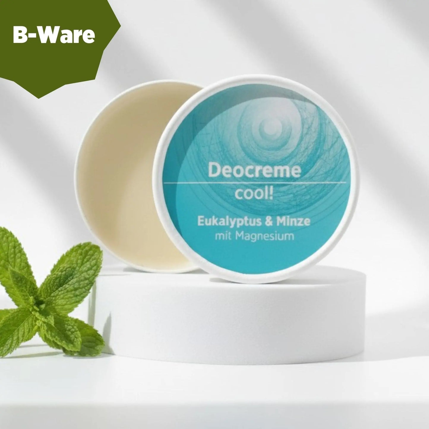 Deocreme mit natürlichen Inhaltsstoffen für empfindliche Haut, ohne Alkohol, Aluminium und Natron. Duft nach Eukalyptus und Minze. Deo ist in weißem, zylindrischem Karton verpackt mit türkisem Etikett, zudem sind detaillierte Produktinformationen am Bild zu lesen. B-Ware - Inhalt in Ordnung, Verpackung leicht beschädigt.