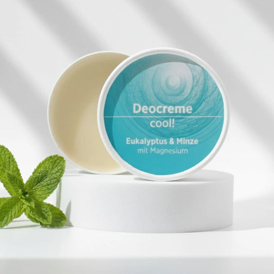 Deocreme mit natürlichen Inhaltsstoffen für empfindliche Haut, ohne Alkohol, Aluminium und Natron. Duft nach Eukalyptus und Minze. Deo ist in weißem, zylindrischem Karton verpackt mit türkisem Etikett, zudem sind detaillierte Produktinformationen am Bild zu lesen.