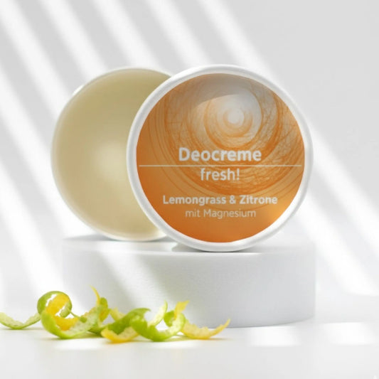 Deocreme mit natürlichen Inhaltsstoffen für empfindliche Haut, ohne Alkohol, Aluminium und Natron. Duft nach Lemongrass und Zitrone. Deo ist in weißem, zylindrischem Karton verpackt mit orangem Etikett.