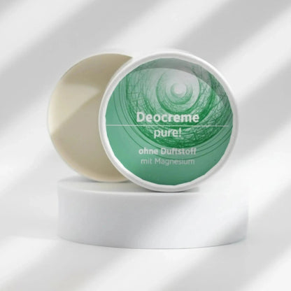 Deocreme mit natürlichen Inhaltsstoffen für empfindliche Haut, ohne Alkohol, Aluminium und Natron. Ganz ohne Duftstoff. Deo ist in weißem, zylindrischem Karton verpackt mit grünem Etikett.