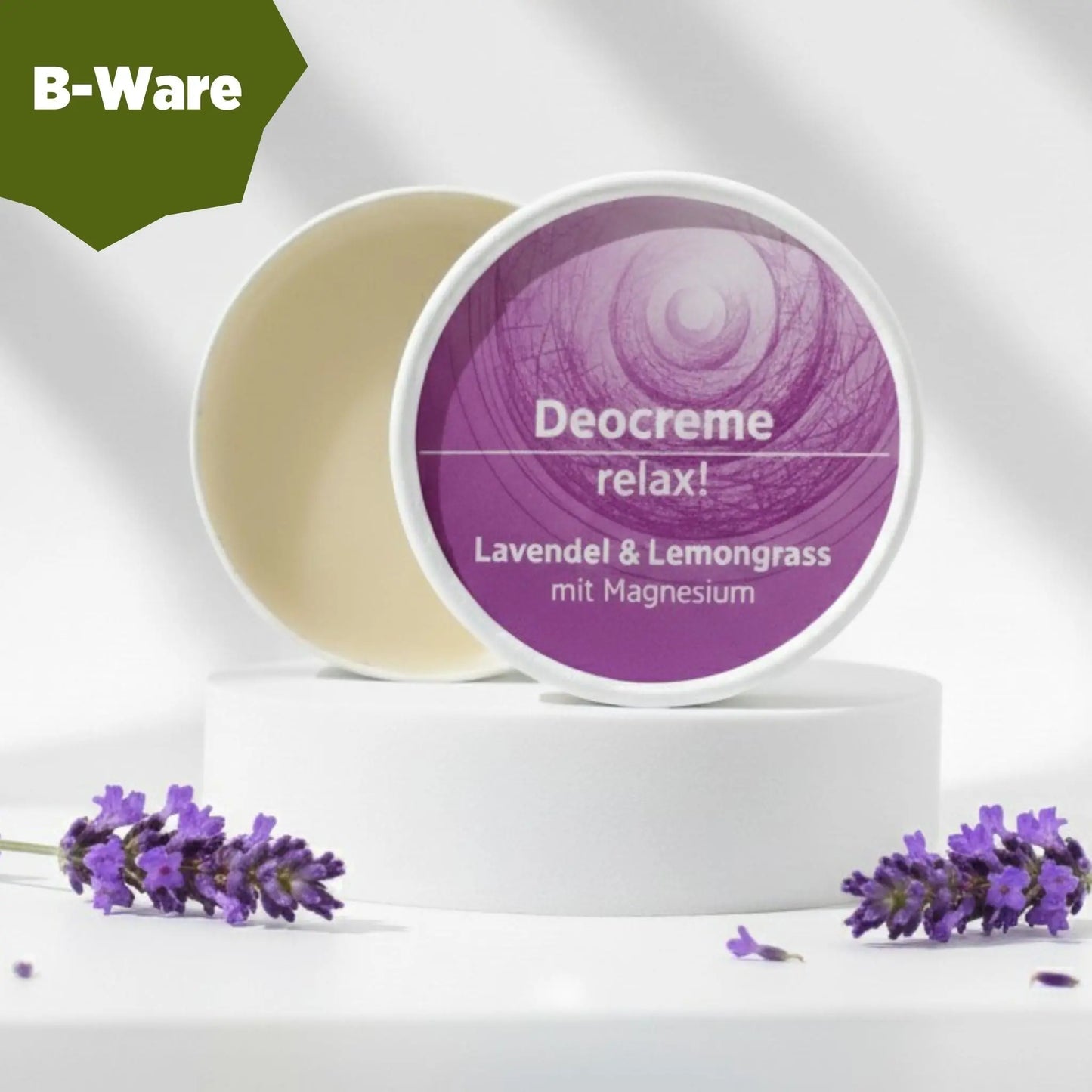 Deocreme mit natürlichen Inhaltsstoffen für empfindliche Haut, ohne Alkohol, Aluminium und Natron. Duft nach Lavendel. Deo ist in weißem, zylindrischem Karton verpackt mit lila Etikett. B-Ware - Inhalt in Ordnung, Verpackung leicht beschädigt.