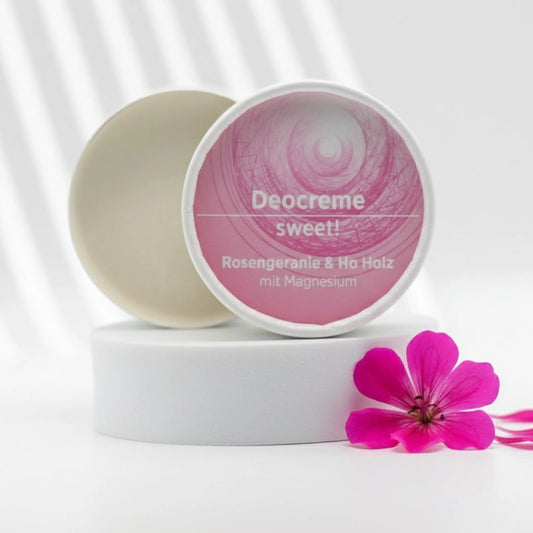 Deocreme mit natürlichen Inhaltsstoffen für empfindliche Haut, ohne Alkohol, Aluminium und Natron. Duft nach Rose. Deo ist in weißem, zylindrischem Karton verpackt mit rosa Etikett.