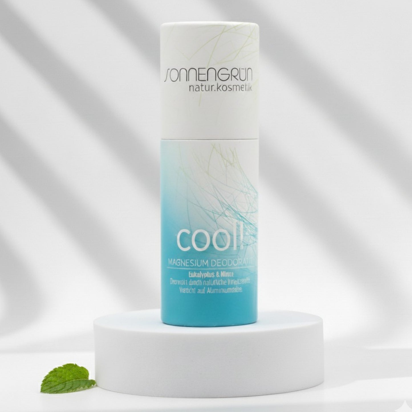 Auf dem Bild sieht Deostick vor weißem Hintergrund. Der Deostick hat ein türkises Etikett und duftet nach Minze.