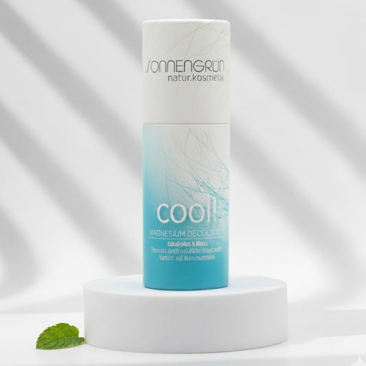 Auf dem Bild sieht Deostick vor weißem Hintergrund. Der Deostick hat ein türkises Etikett und duftet nach Minze.