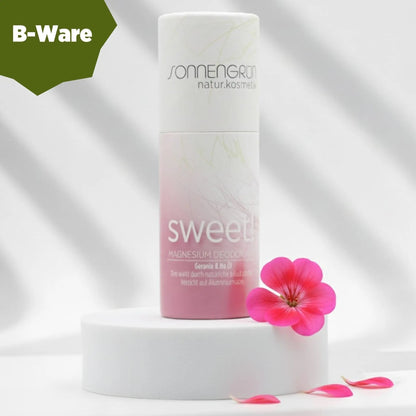 Auf dem Bild sieht Deostick vor weißem Hintergrund. Der Deostick hat ein rosa Etikett und duftet nach Rose. B-Ware, Verpackung beschädigt.