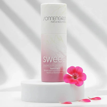 Auf dem Bild sieht Deostick vor weißem Hintergrund. Der Deostick hat ein rosa Etikett und duftet nach Rose.