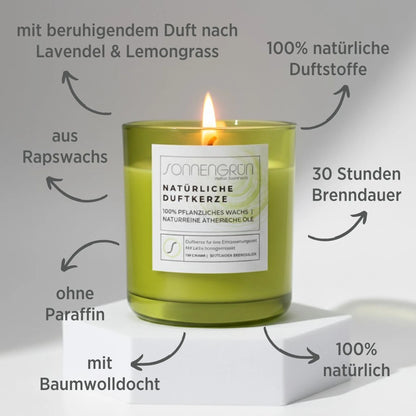 Auf diesem Foto sieht man die Duftkerze von Sonnengrün in einem grünem Glas auf einem weißen Podest stehen. Zudem sind rund um die Kerze mit dunkler Schrift die Vorteile der natürlichen Duftkerze angeführt.