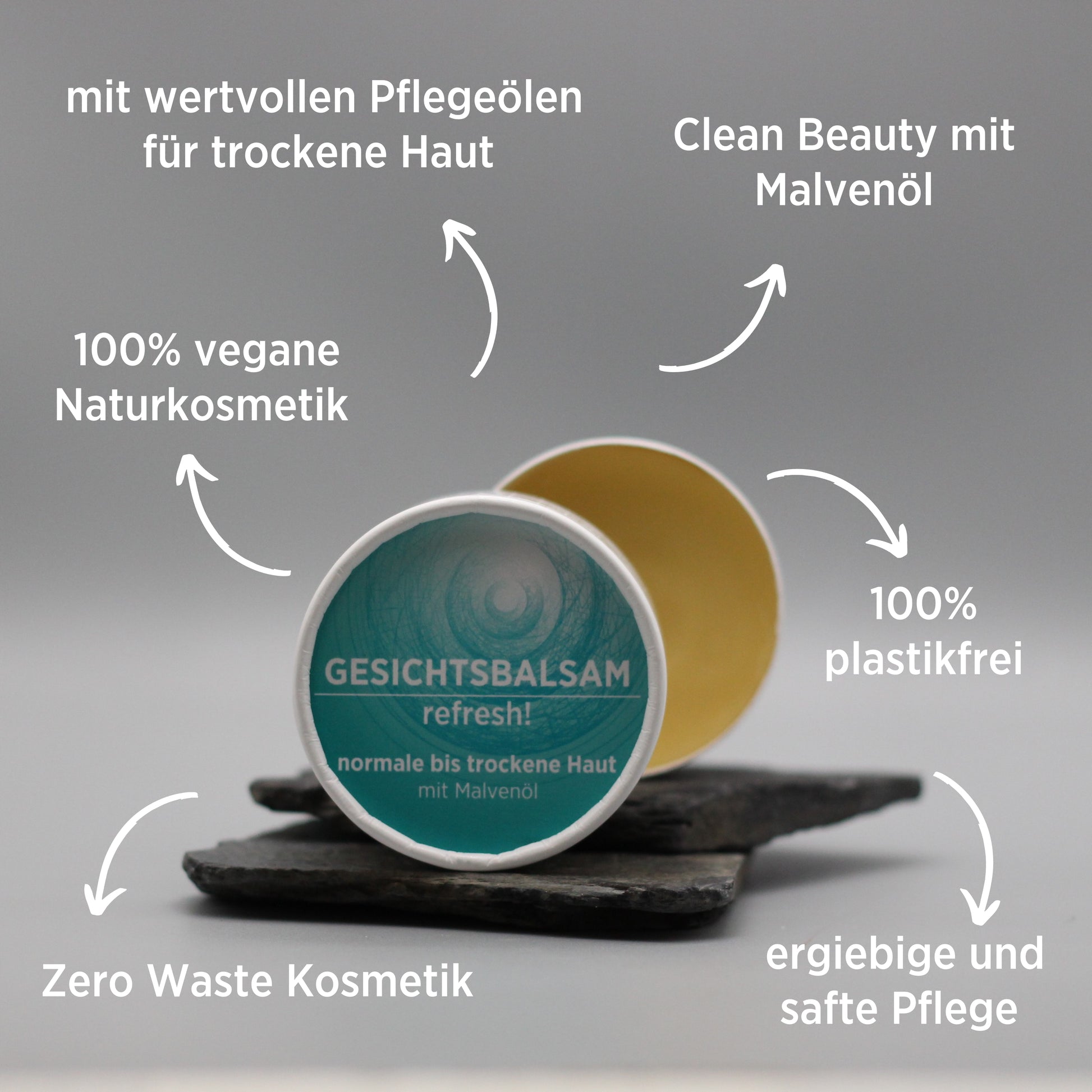 Gesichtsbalsam mit natürlichen Inhaltsstoffen bei trockener Haut mit Aloe Vera, Gesichtsbalsam ist in weißem, zylindrischem Karton verpackt mit türkisem Etikett, zudem sind detaillierte Produktinformationen am Bild zu lesen