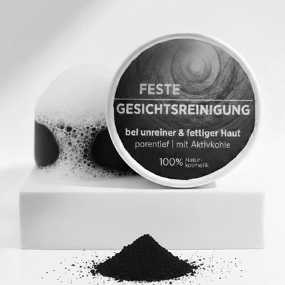 Vegane feste Gesichtsreinigung für fettige Haut von Sonnengrün – natürliche, plastikfreie Gesichtspflege für klare Haut auf weißem Podest