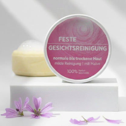 Vegane feste Gesichtsreinigung für normale bis trockene Haut von Sonnengrün – natürliche, plastikfreie Pflege für sanfte Reinigung auf weißem Podest