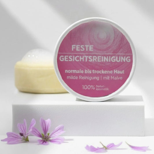 Vegane feste Gesichtsreinigung für normale bis trockene Haut von Sonnengrün – natürliche, plastikfreie Pflege für sanfte Reinigung auf weißem Podest