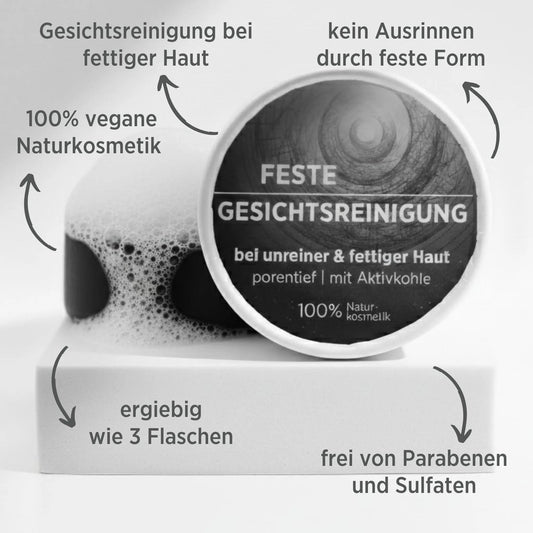 Feste Gesichtsreinigung für fettige Haut von Sonnengrün auf weißem Podest – natürliche, vegane und plastikfreie Pflege für ein reines Hautbild