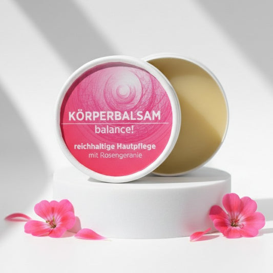 Körperbalsam mit natürlichen Inhaltsstoffen mit herrlichem Duft nach Rosengeranie, Balsam ist in weißem, zylindrischem Karton verpackt mit rosa Etikett.
