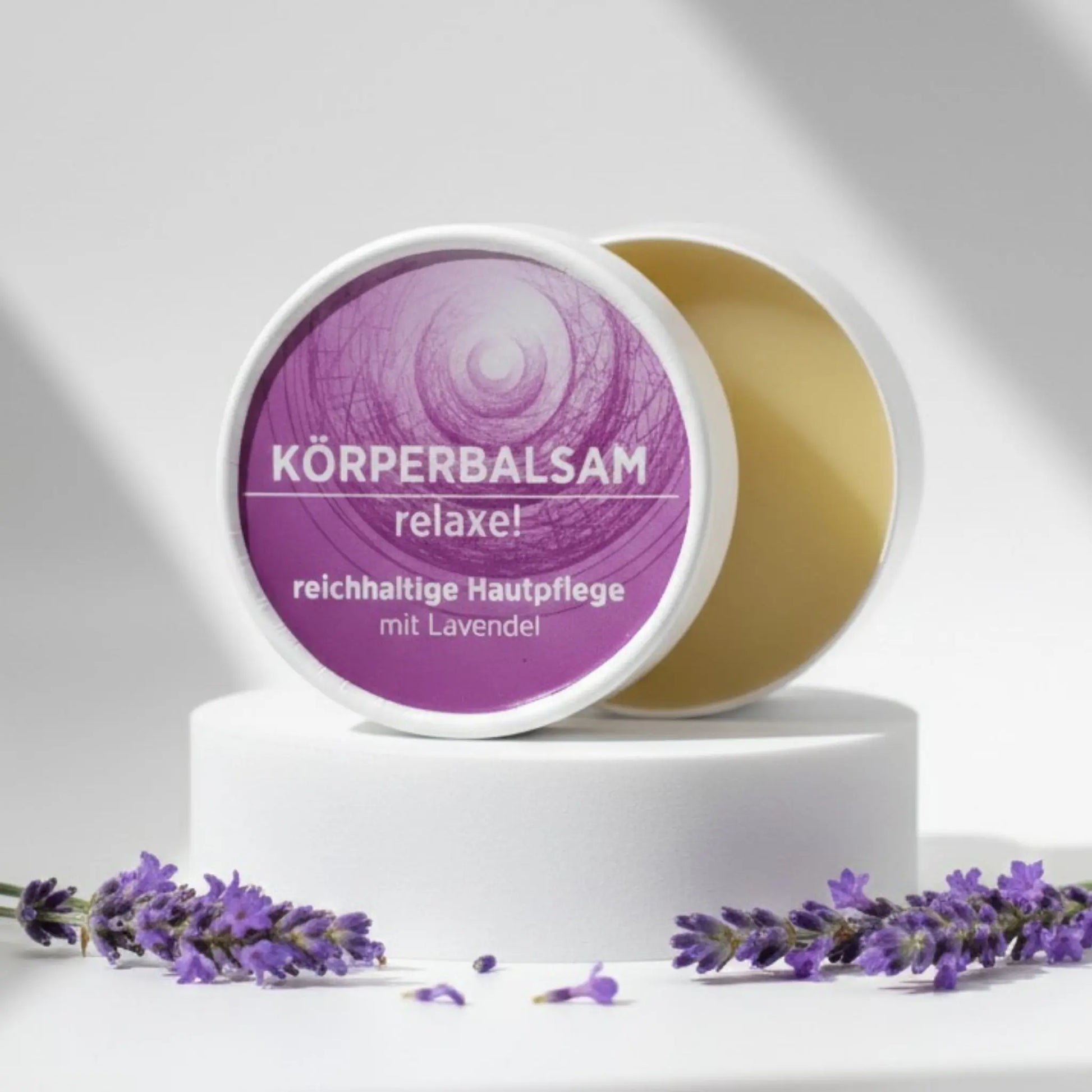 Körperbalsam mit natürlichen Inhaltsstoffen mit herrlichem Lavendelduft, Balsam ist in weißem, zylindrischem Karton verpackt mit violettem Etikett.