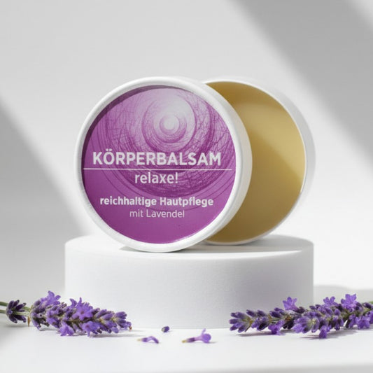 Körperbalsam mit natürlichen Inhaltsstoffen mit herrlichem Lavendelduft, Balsam ist in weißem, zylindrischem Karton verpackt mit violettem Etikett.