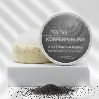 Festes Körperpeeling mit Mohnsamen von Sonnengrün auf weißem Podest – natürliche, vegane Dusche und Pflege in einem