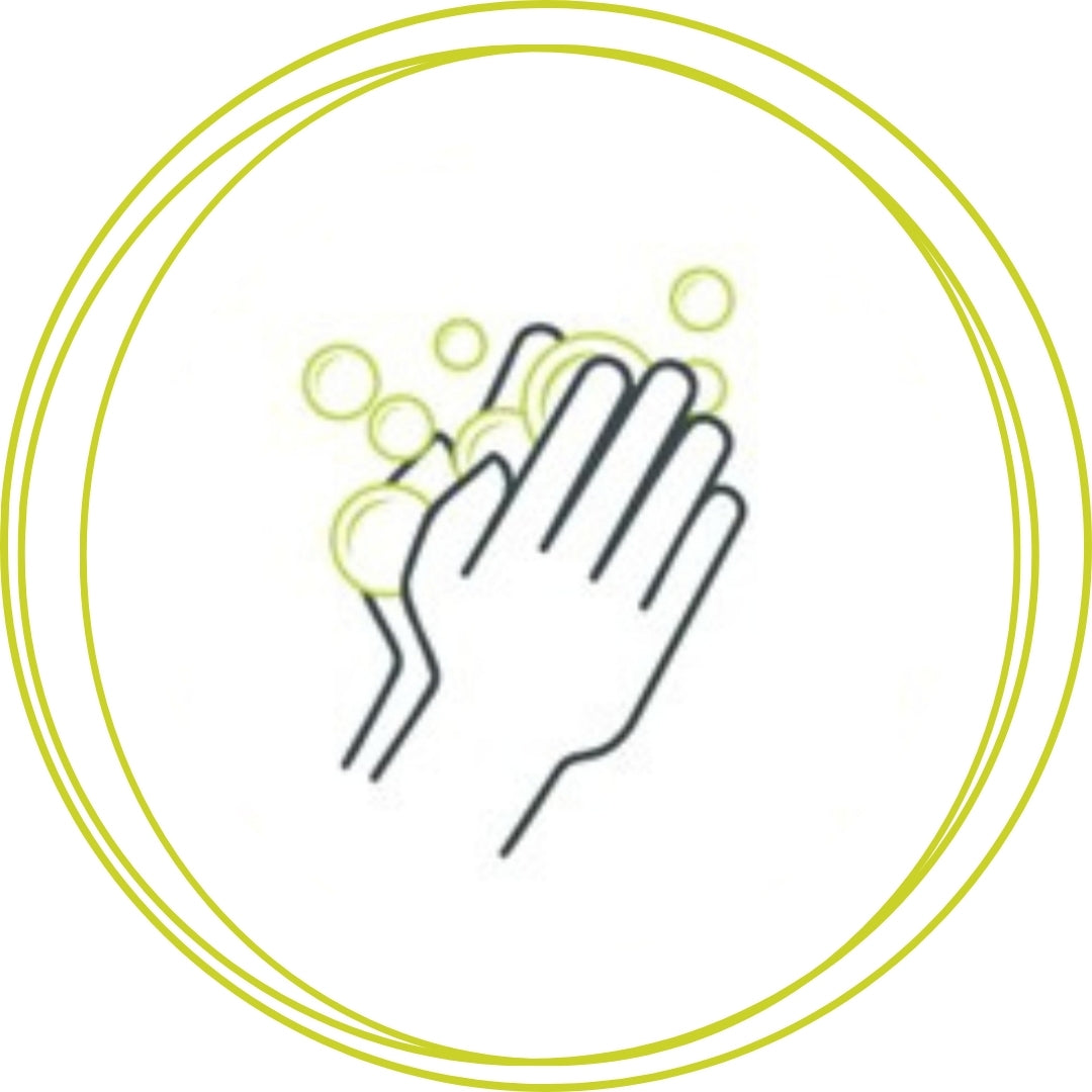 Symbol für natürliche Reinigung – Hände schäumen feste Gesichtsseife von Sonnengrün mit Wasser auf