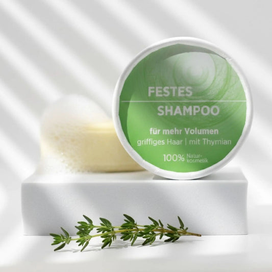 Festes Shampoo für mehr Volumen von Sonnengrün auf weißem Podest – natürliche, vegane und plastikfreie Haarpflege für feines Haar