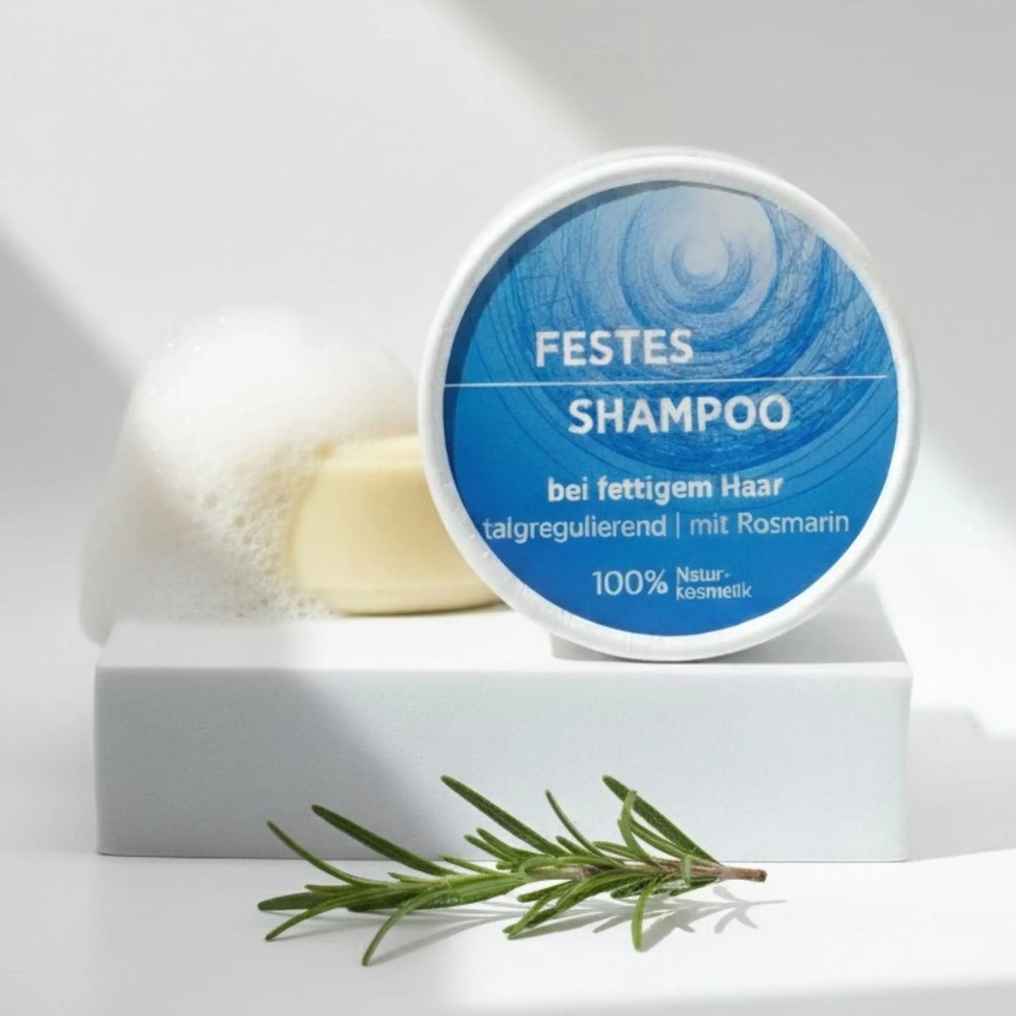 Festes Shampoo für fettiges Haar von Sonnengrün auf weißem Podest – natürliche, vegane und plastikfreie Haarpflege für frisches Haargefühl
