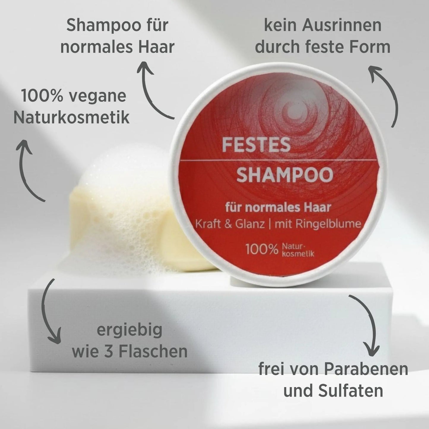 Festes Shampoo von Sonnengrün auf weißem Podest – sanfte, natürliche Pflege für normales Haar