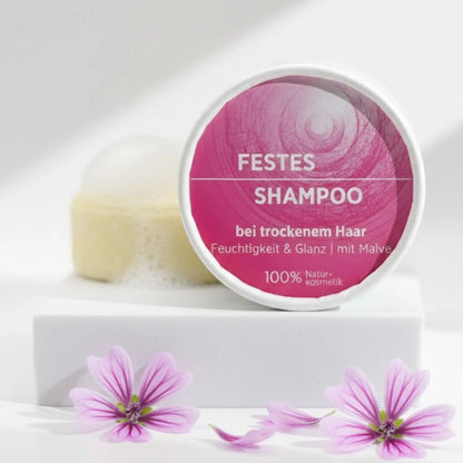 Veganes festes Shampoo für trockenes Haar von Sonnengrün – natürliche, plastikfreie Zero-Waste-Haarpflege für gepflegtes, weiches Haar auf weißem Podest