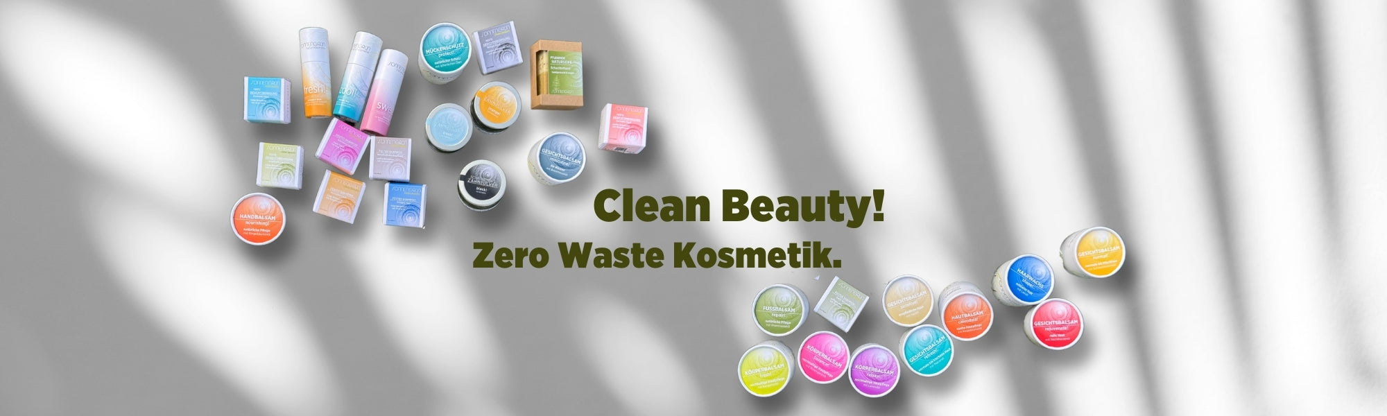 Auf dem Banner sieht man die alle Pflegeprodukte von Sonnengrün mit farbigen Etiketten vor einer weißen Wand mit Schattenspiel. Mit dunkelgrüner Schrift ist zu lesen "Clean Beauty! Zero Waste Kosmetik."